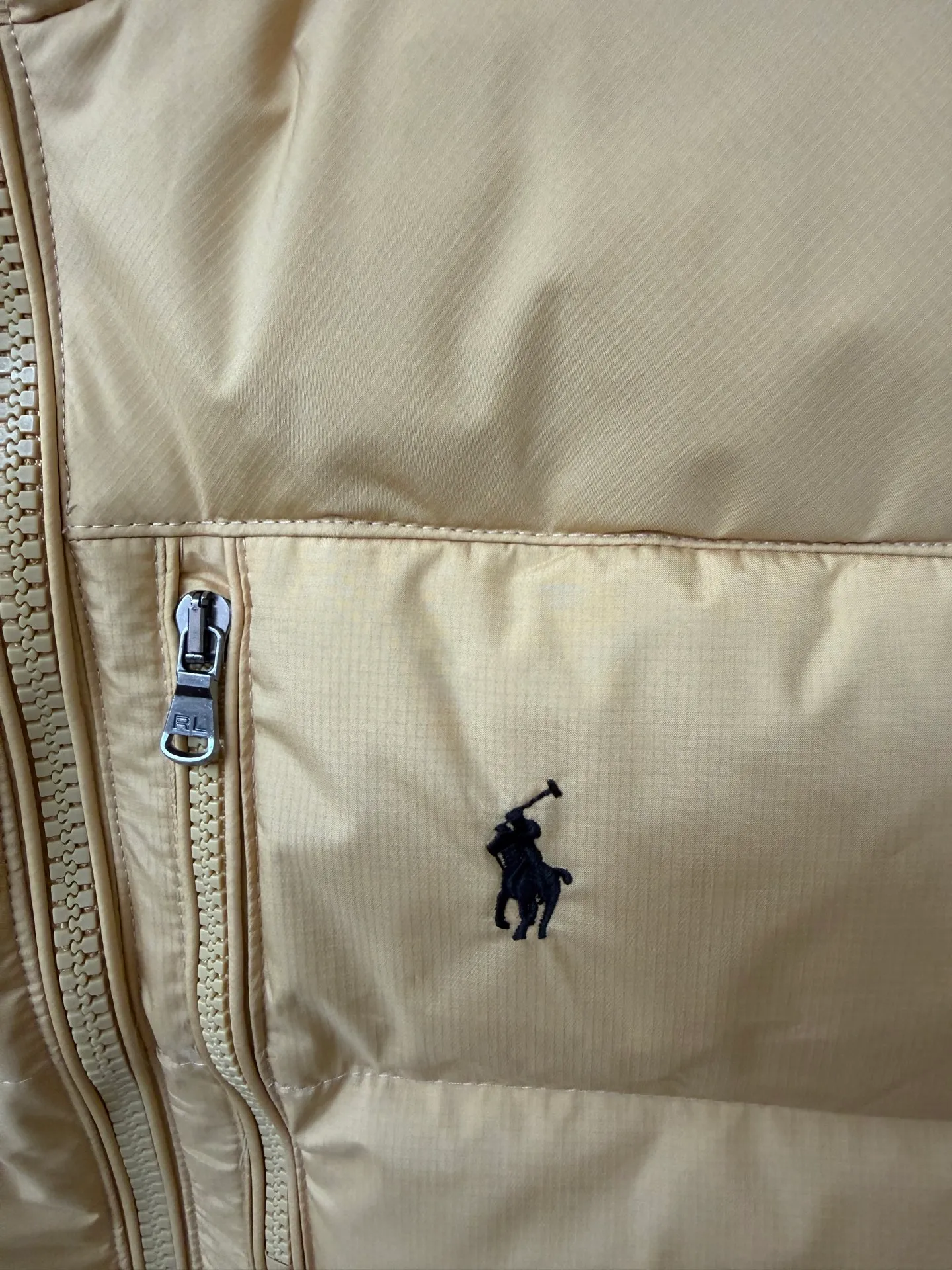 P500 Ralph Lauren embroidered down vest (top version of pure down) 100% pure down, a classic evergreen style, the same cold-proof artifact used by celebrities and Internet celebrities, 1:1 replica, from fabrics, fillings to auxiliary materials, all-round benchmarking against the original quality. It uses an imported Behringer embroidery machine, 10,000-needle electric embroidery technology, and imported No. 7 needles and embroidery thread to create a full, three-dimensional, clear-textured polo logo on the chest, which can be called a "moving texture badge." Double-layer locked velvet interior, bid farewell to the worry of velvet running away. The inner lining adopts a nylon double-layer sealed velvet structure to strictly prevent velvet drilling. The hem has a built-in adjustable drawstring, making it more windproof and cold-proof. Paired with a customized No. 8 YKK zipper, a must-have item for autumn and winter.